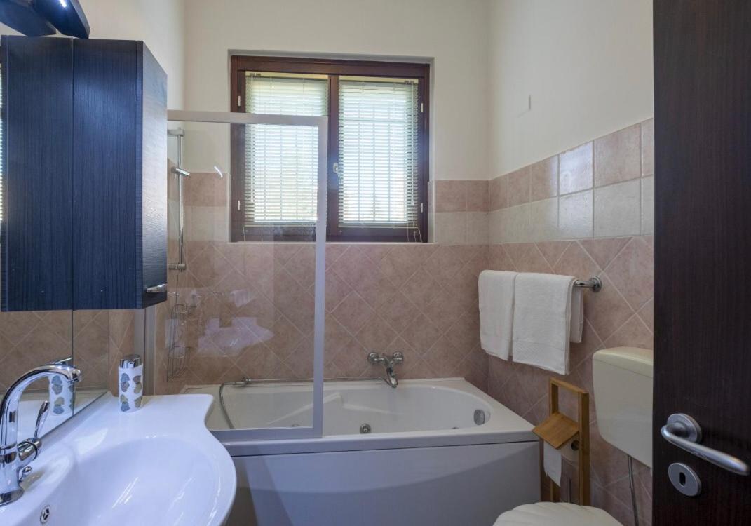 Appartamento In Villa Con Giardino A 300M Dal Lago Maggiore Кастеллетто-сопра-Тичино Экстерьер фото
